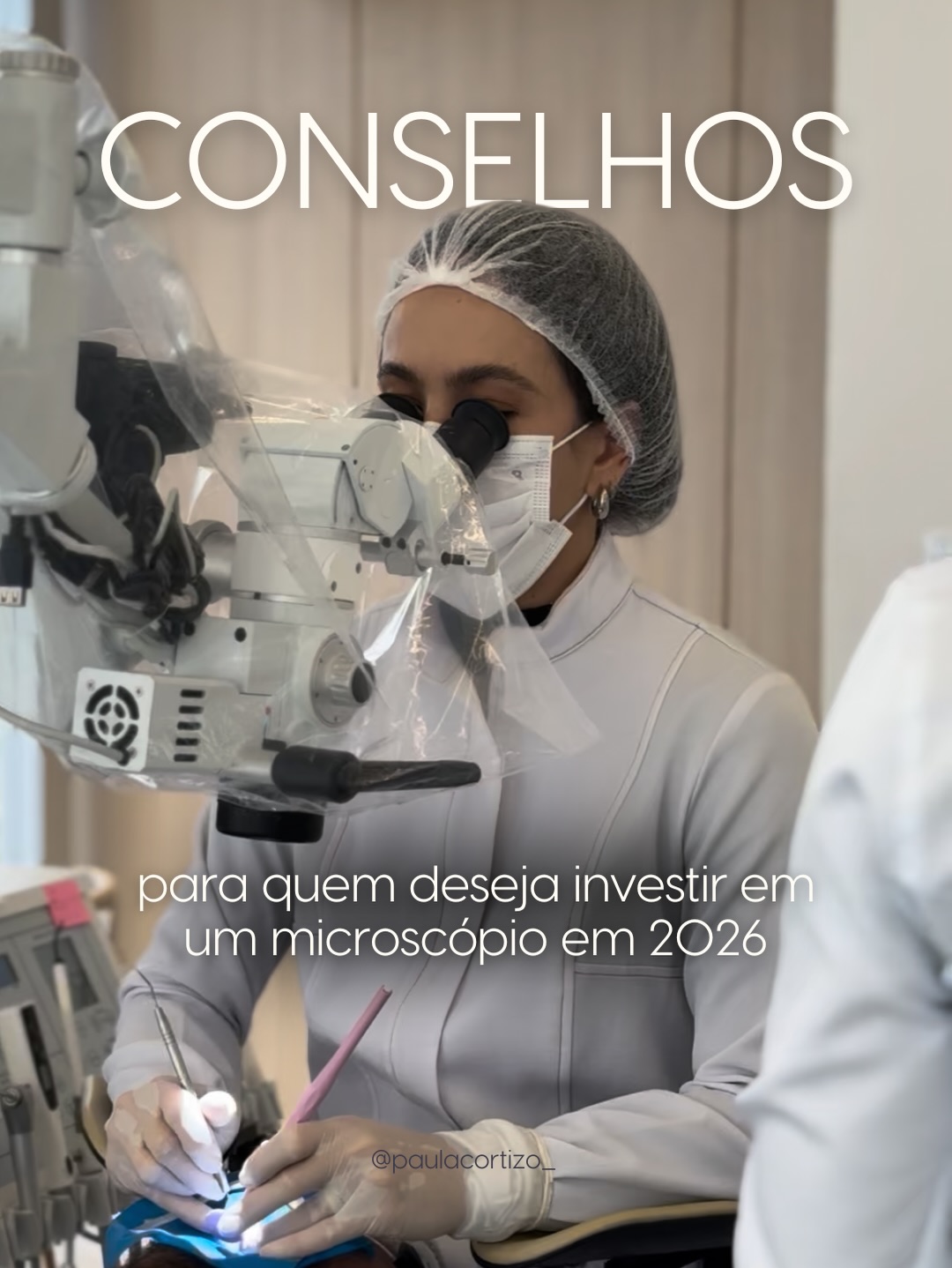 Paula operando no microscópio